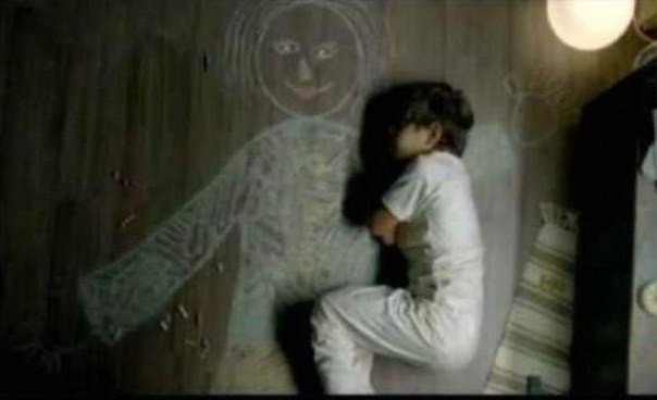 Больше, чем просто фото... Мальчик в приюте для сирот нарисовал маму и лег спать на ее руках...