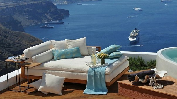 Утро на балконе отеля на острове Санторини, Греция