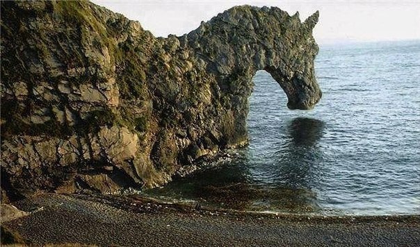 Необычной формы скала.