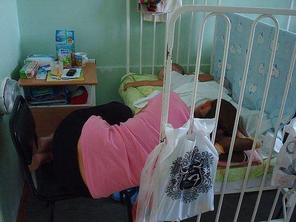 "дети до трёх лет находятся в больнице вместе с одним из родителей" . Но это не значит, что вам предоставят кровать. Находится можно и на стуле. Эта мама спала на стуле 14 дней! Позор такой стране...
