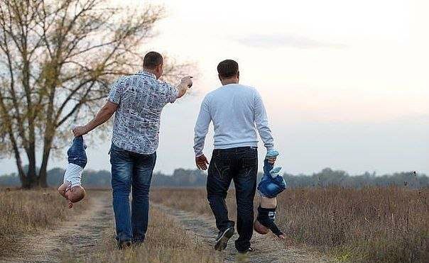 Больше чем фото: отцы гуляют с детьми.