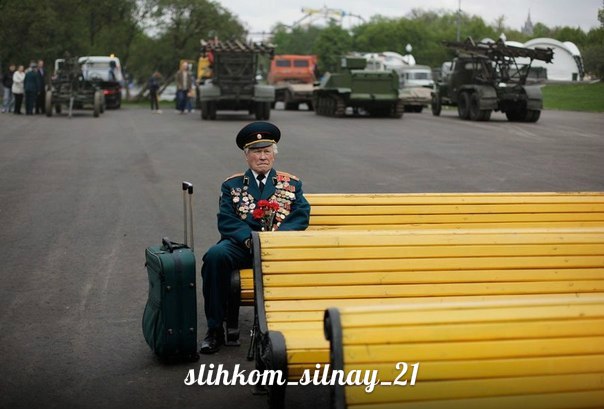 Ветеран войны из Беларуси Константин Пронин сидит на скамейке в парке Горького 9 мая 2011 года. Он надеется встретить кого-нибудь из своих фронтовых друзей.