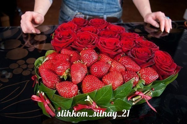 Романтический подарок: сердце из роз и клубники.