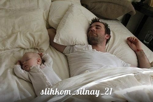 Вы видели в интернете фото, где малыш с папой спят в одинаковой позе? А хоть раз видели такие же фото с мамой? НЕТ! Потому что мамы не спят…
