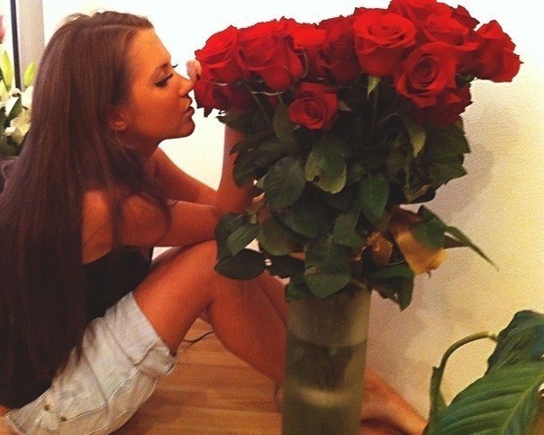 33 розы - я тебя люблю. 32 розы - я тебя любил. 3 розы - я тебя начинаю любить. 1 роза - я бедный студент, но тоже хочу секса.