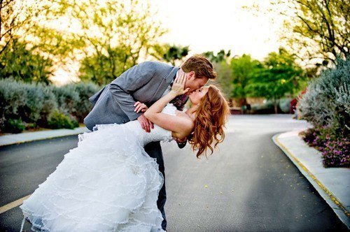 Чтобы быть счастливой в браке -традиция советует невесте перед самой свадьбой, в самый последний раз своей башкой хорошенько подумать...
