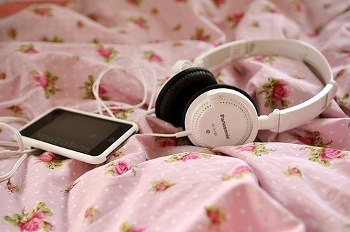 Когда всё хуёво, остаётся только слушать свою любимую музыку.