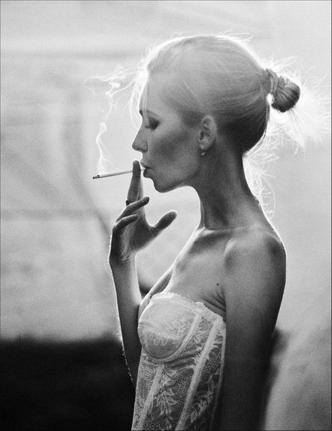 Он сказал, увидев в её руках сигарету - Ты говорила, что не будешь курить? А она, смотря холодными пустыми глазами, потерявшими надежду, прошептала ледяным голосом - А ты обещал любить...
