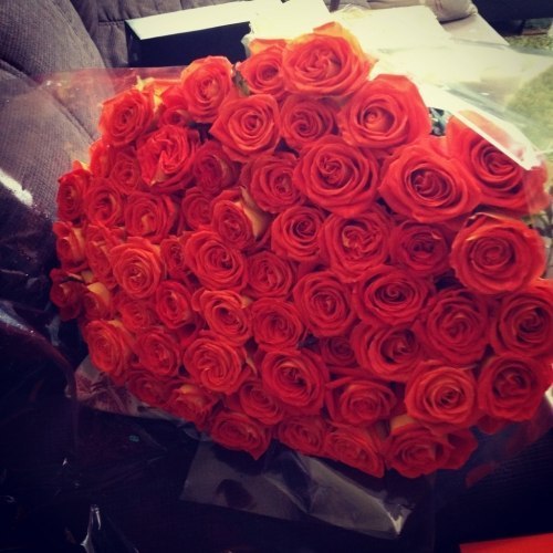 Один из самых замечательных моментов в жизни - это когда человек которого ты любишь, приезжает не сообщая с большим букетом роз!