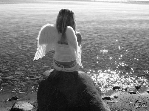 У ангелов большие и красивые крылья…Но ты поймешь, что она ангел только тогда, когда она повернется к тебе спиной, но тогда будет уже поздно…