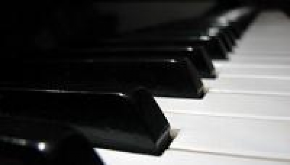 Жизнь - как фортепиано. Белые клавиши - это любовь и счастье. Черные - горе и печаль. Что бы услышать настоящую музыку жизни, Мы должны коснуться и тех, и тех...