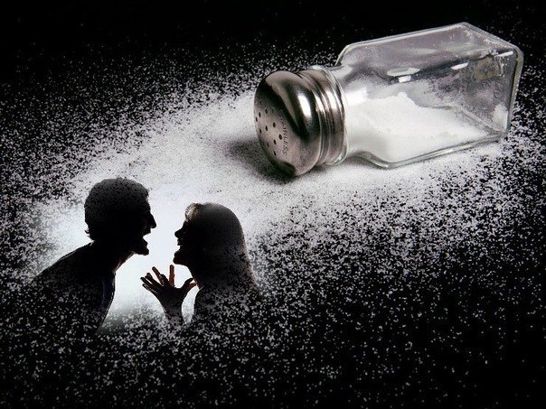 - Дорогой, соль рассыпалась...- к ссоре.