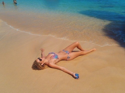 Хочу лежать на пляже, загорать, пить фруктовый фреш и много-много купаться.