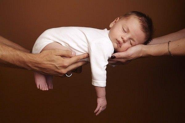 Раздевать спящего ребёнка - это как разминировать бомбу, одно резкое движение - минус 4 часа сна..