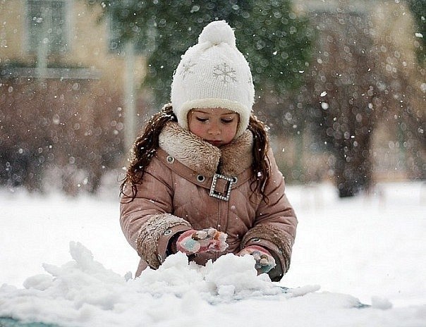 Помните раньше выйдешь с друзьями зимой на улицу и первый вопрос:«Снег лепится?»)