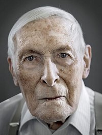 Немецкий фотограф Карстен Тормелен фотографирует людей, достигших столетнего юбилея. Посмотрите в их счастливые глаза