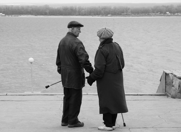 Одну пожилую женщину спросили, как удалось им прожить с супругом вместе 60 лет. На что она ответила: — Понимаете, мы родились и выросли в те времена, когда сломавшиеся вещи чинили, а не выкидывали.