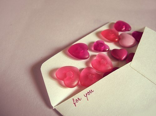 У кого имеются ко мне чувства, которые невозможно передать словами, можете передать конфетками ))))