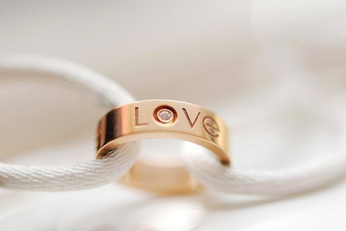 Обручальное кольцо надевают на безымянный палец правой руки, потому что это единственный палец, в котором есть вена, ведущая прямо в сердце.