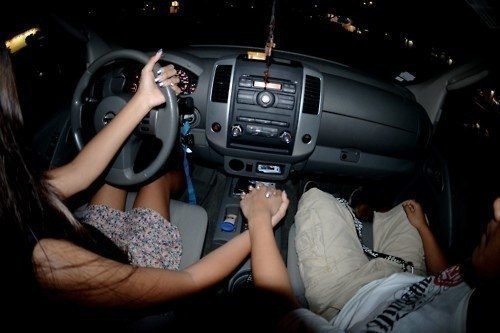 Если парень посадил девушку за руль своей машины - 100% он ее любит.:)