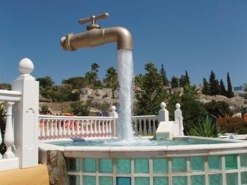 Klass! Фонтан "Кран, висящий в воздухе" находится в Испанском городе Кадис. Под потоком воды спрятана труба.