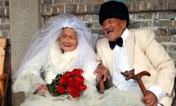 Китайская пара прожила вместе более 88 лет и в конце-концов поженилась. Это их свадебная фото. Обоим больше чем 100 лет.