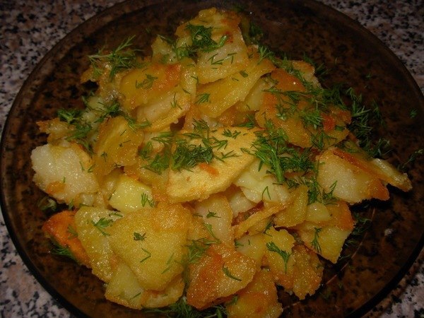Самая вкусная жареная картошка - это когда ты ешь ее руками со сковородки пока никто не видит...©