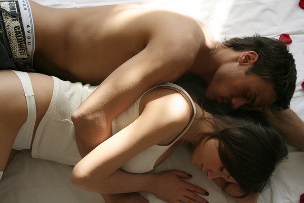 Самое лучшее чувство на свете это когда ты не до конца проснувшись тянешься поцеловать любимого и он сонный целует тебя в ответ, а потом вы обниматесь и спите дальше...