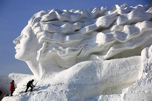 Скульптура из снега.