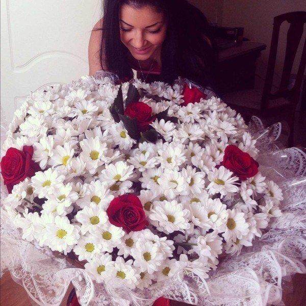 Любимым девушкам дарят цветы, а не слёзы...