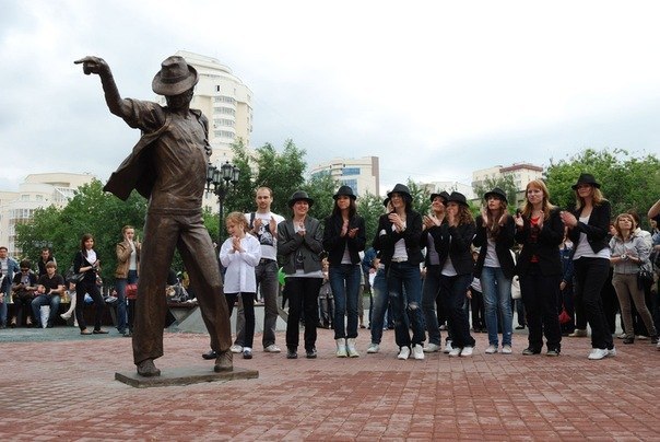 25 июня 2011 года в Екатеринбурге открыли первый в стране памятник Майклу Джексону...