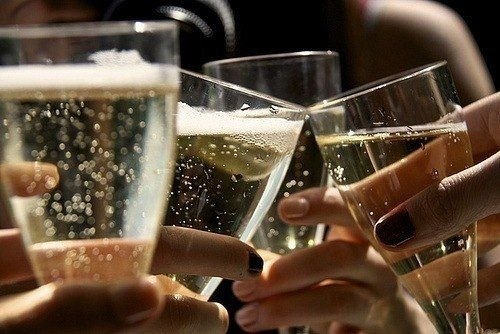 В жизни каждой женщины наступает момент, когда все, что ей необходимо, - это бокал шампанского.