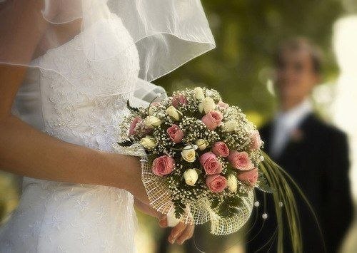 Свадебные традиции пора менять. Пусть теперь невеста вместо букета кидает подружкам неженатого мужика.
