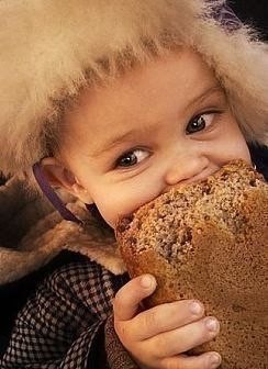 Кто в детстве вообще доносил хлеб домой целым?)))