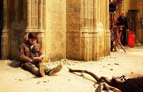 Гарри Поттер читает Гарри Поттера на съемках Гарри Поттера