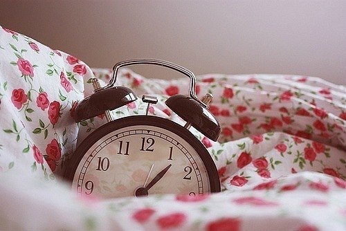 Я влюблена в свою кровать, мы идеально подходим друг другу, но мой будильник не хочет, чтобы мы были вместе. Ревнивый.