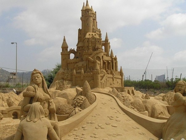 Огромная скульптура из песка!