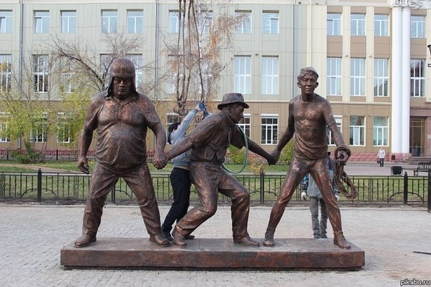 Власти Иркутска установили в центре города памятник советскому режиссеру Леониду Гайдаю и героям его фильмов.