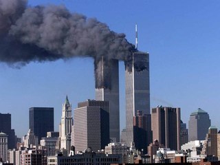 Сегодня, 11 сентября - день в истории, когда США вспоминают жертв крупнейшего теракта. В этот день в 2001 году террористы "Аль-Каиды" совершили атаку на символ деловой жизни штатов - Башни-Близнецы. Башни-Близнецы пали. Теракт 11 сентября унес жизни почти 3 тысяч человек.