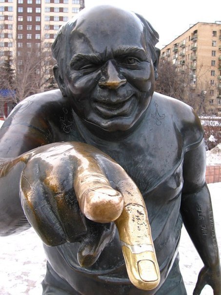 Памятник Евгению Леонову в образе Доцента из «Джентльменов удачи» в Москве.
