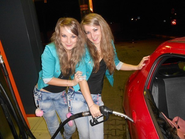 Теперь бензин заливают в дверную ручку))))))