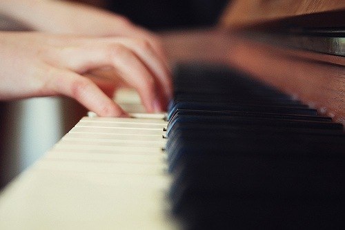 Жизнь - как фортепиано. Белые клавиши - это любовь и счастье. Черные - горе и печаль. Чтобы услышать настоящую музыку жизни, мы должны коснуться и тех, и других.
