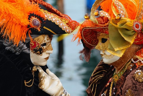 В этом году великий и прекрасный Венецианский карнавал проходит с 4 по 21 февраля. Сейчас идут лишь мелкие вечеринки и празднества, основное действо обещает начаться с 11 февраля, но это нисколько не мешает венецианцам и гостям города уже вовсю щеголять своими умопомрачительно прекрасными нарядами и знаменитыми масками. Ими то мы и предлагаем полюбоваться.