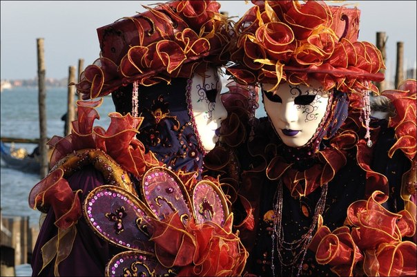 В этом году великий и прекрасный Венецианский карнавал проходит с 4 по 21 февраля. Сейчас идут лишь мелкие вечеринки и празднества, основное действо обещает начаться с 11 февраля, но это нисколько не мешает венецианцам и гостям города уже вовсю щеголять своими умопомрачительно прекрасными нарядами и знаменитыми масками. Ими то мы и предлагаем полюбоваться.