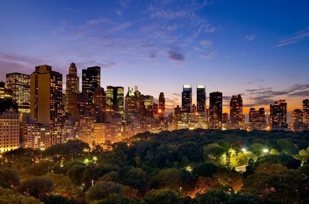 Ночной Нью-Йорк весьма сложно назвать окутанным тьмой – город всегда полон огней и, похоже, не засыпает даже с наступлением темноты. Эффектнее всего огромный мегаполис смотрится с высоты птичьего полета – переливчатое светящееся море огней никогда не гаснет. И только на рассвете кипящий город затихает – даже на фотографиях рассветный Нью-Йорк выглядит более умиротворенным.