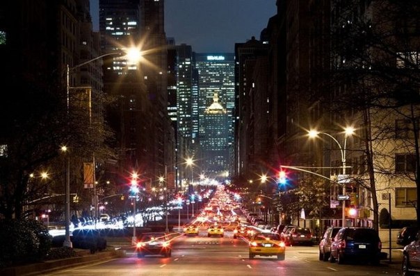 Ночной Нью-Йорк весьма сложно назвать окутанным тьмой – город всегда полон огней и, похоже, не засыпает даже с наступлением темноты. Эффектнее всего огромный мегаполис смотрится с высоты птичьего полета – переливчатое светящееся море огней никогда не гаснет. И только на рассвете кипящий город затихает – даже на фотографиях рассветный Нью-Йорк выглядит более умиротворенным.
